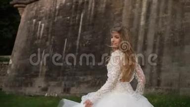 穿着婚纱的漂亮新娘。 婚纱沙龙广告